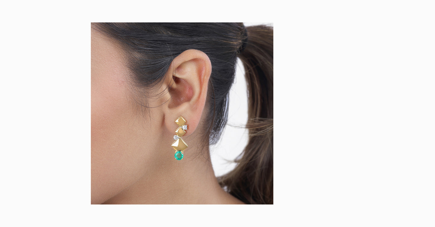 14kt yellow gold earrings with round-shaped emerald and diamonds