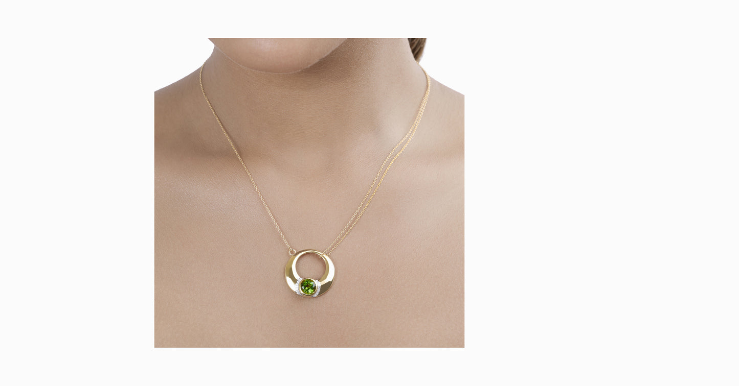 14kt yellow gold pendant with round-shaped peridot and pave diamonds