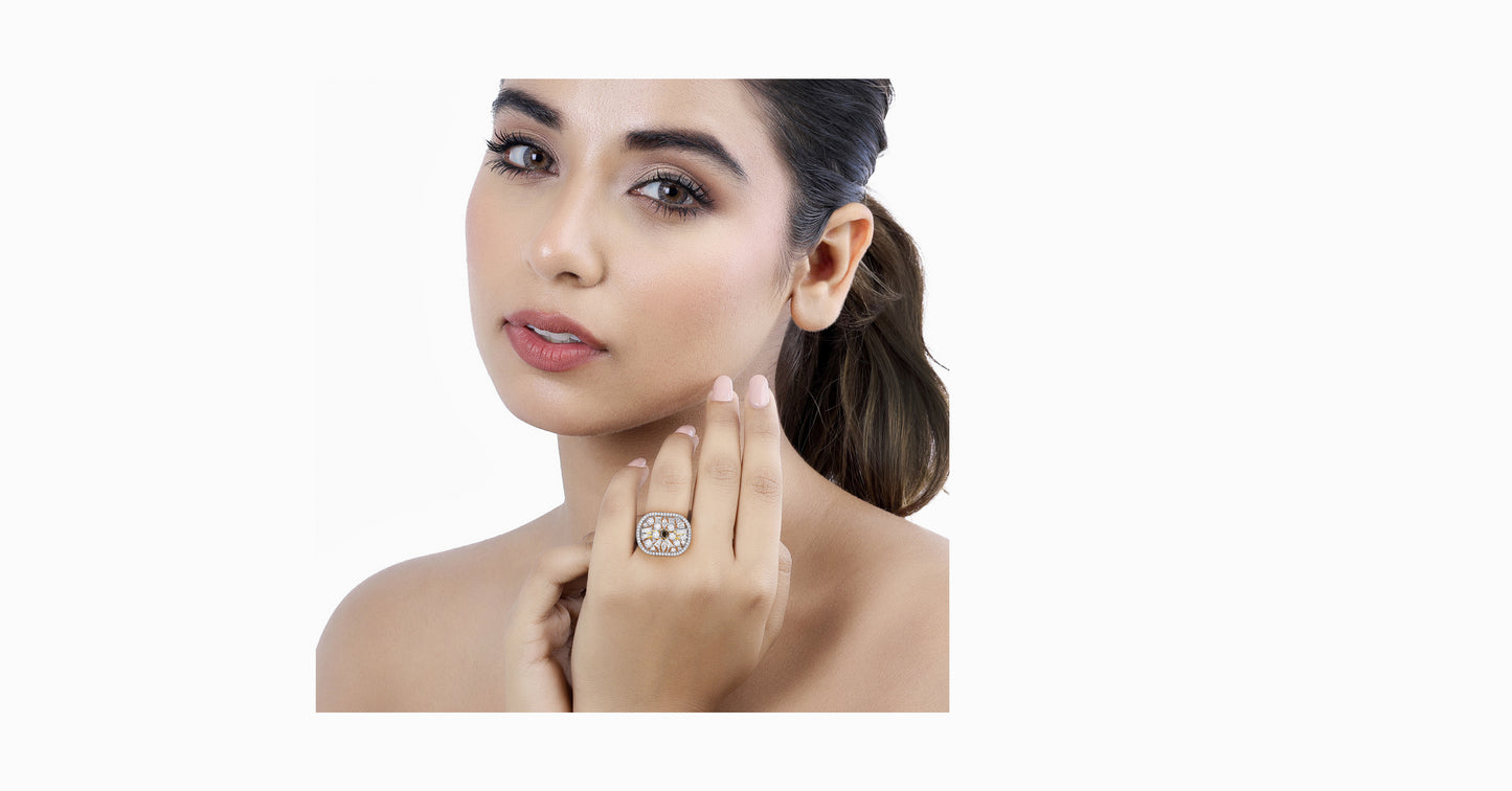 18kt yellow gold ring with multi-shaped diamonds