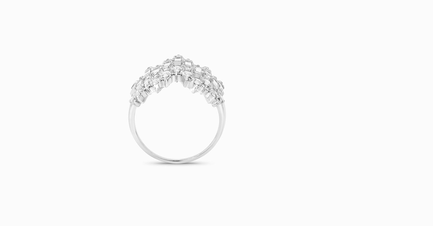 14kt white gold ring with round-shaped and baguette-shaped diamonds