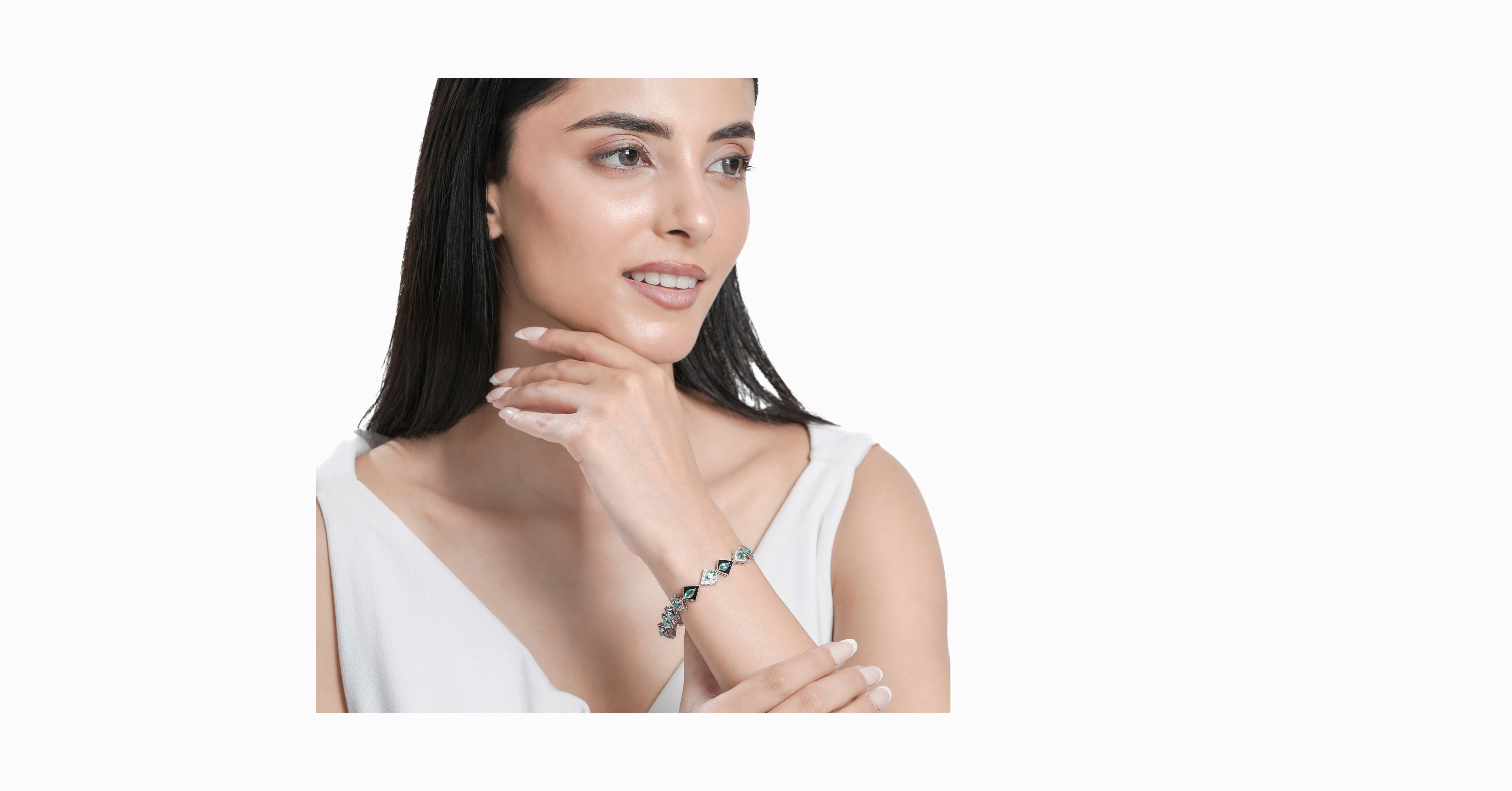 14kt white gold bracelet with round-shaped diamonds and marquise-shaped emerald