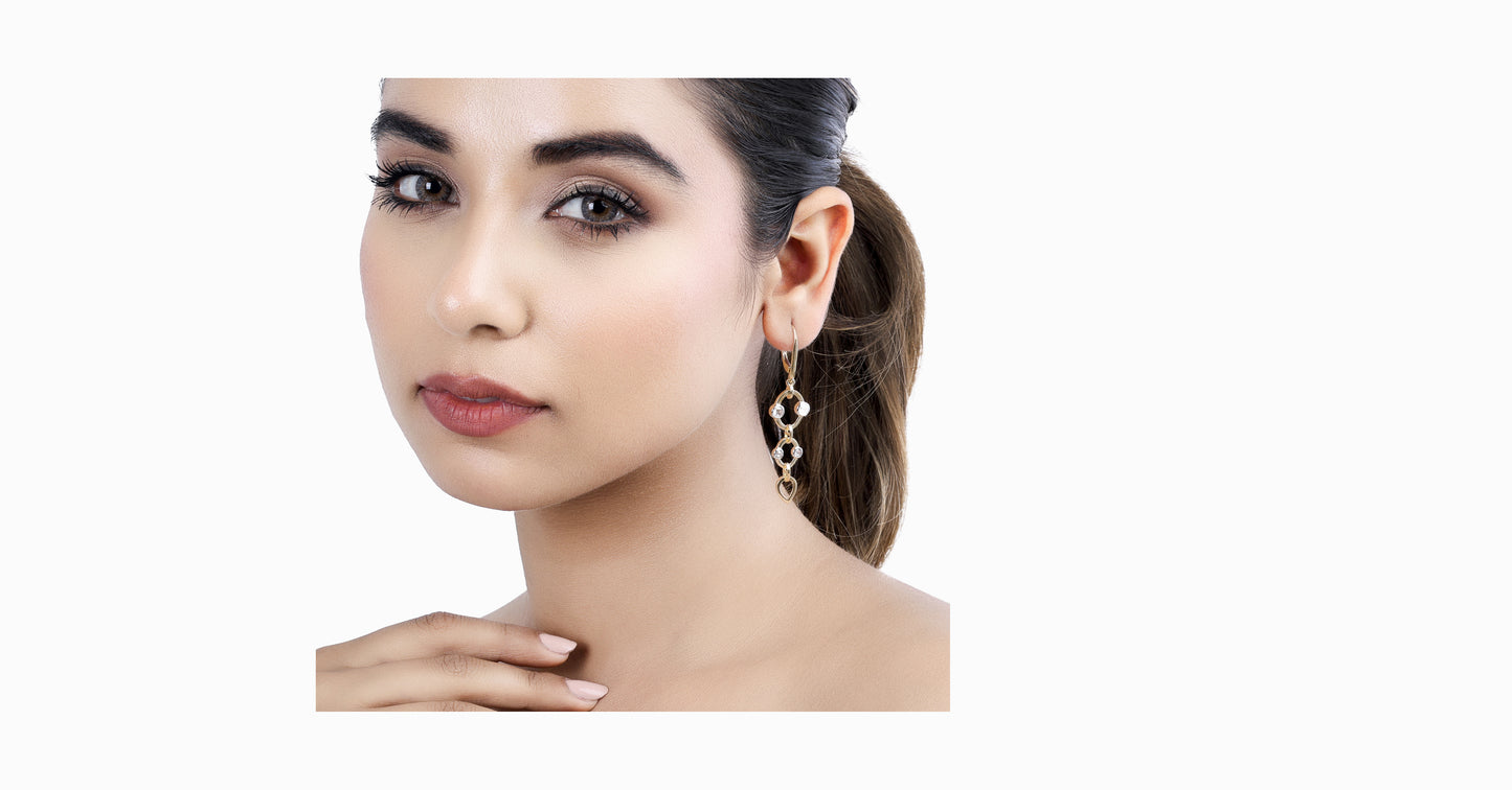 14kt yellow gold drop earrings with round-shaped diamonds