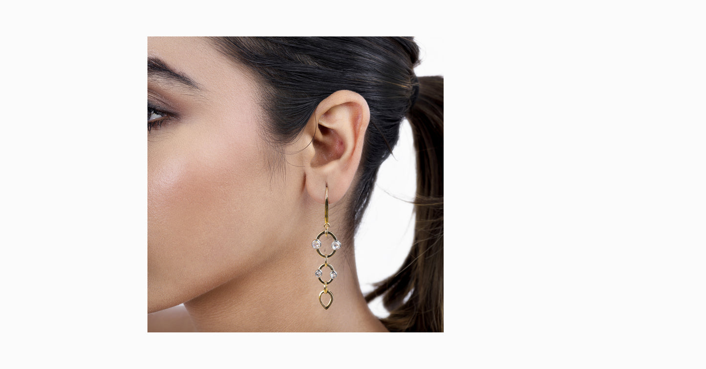 14kt yellow gold drop earrings with round-shaped diamonds