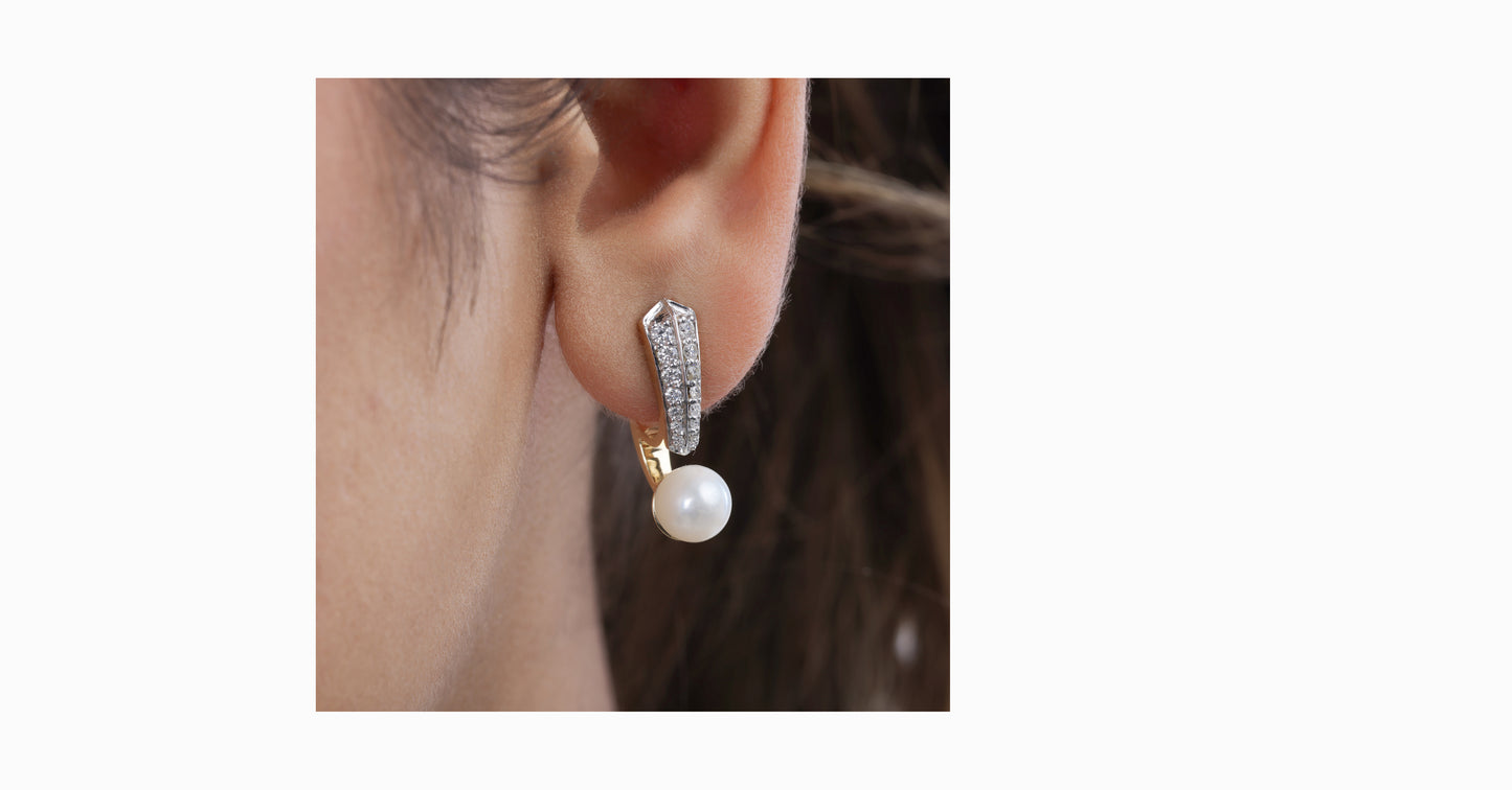 14kt yellow gold earrings with round-shaped pearl and pave diamonds