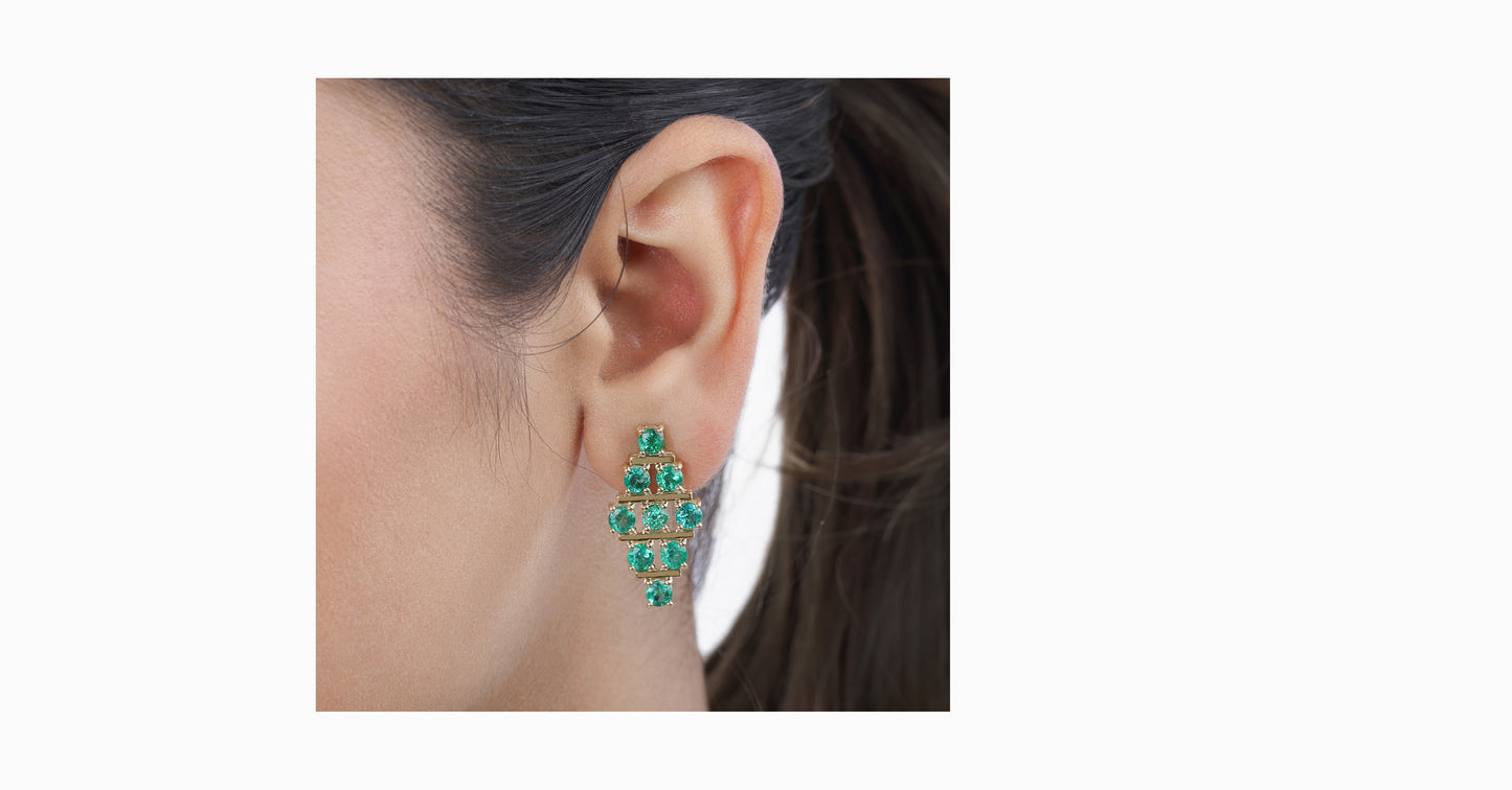 14kt yellow gold earrings with round-shaped emerald