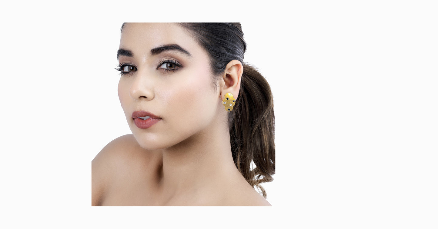 14kt yellow gold earrings with round-shaped blue sapphire and bezel diamonds