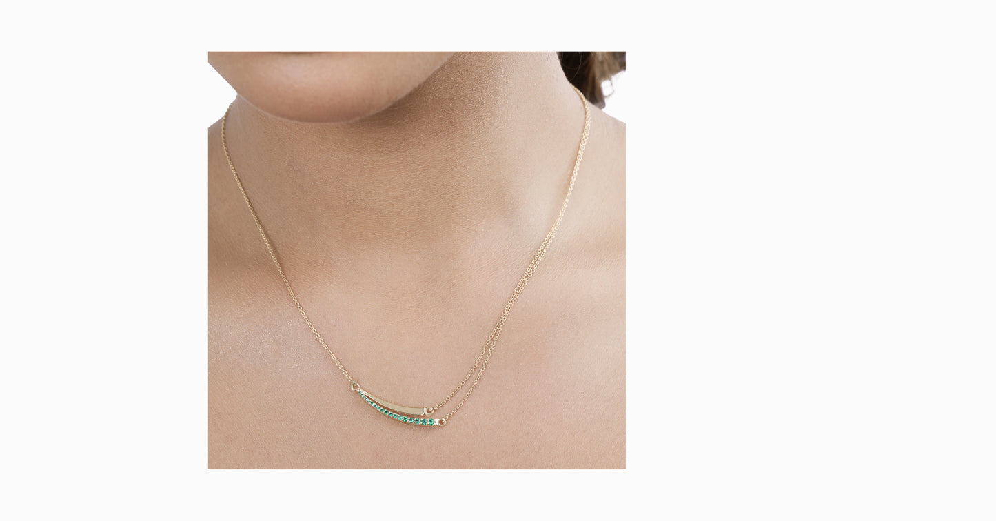 14kt yellow gold necklace with round-shaped emerald