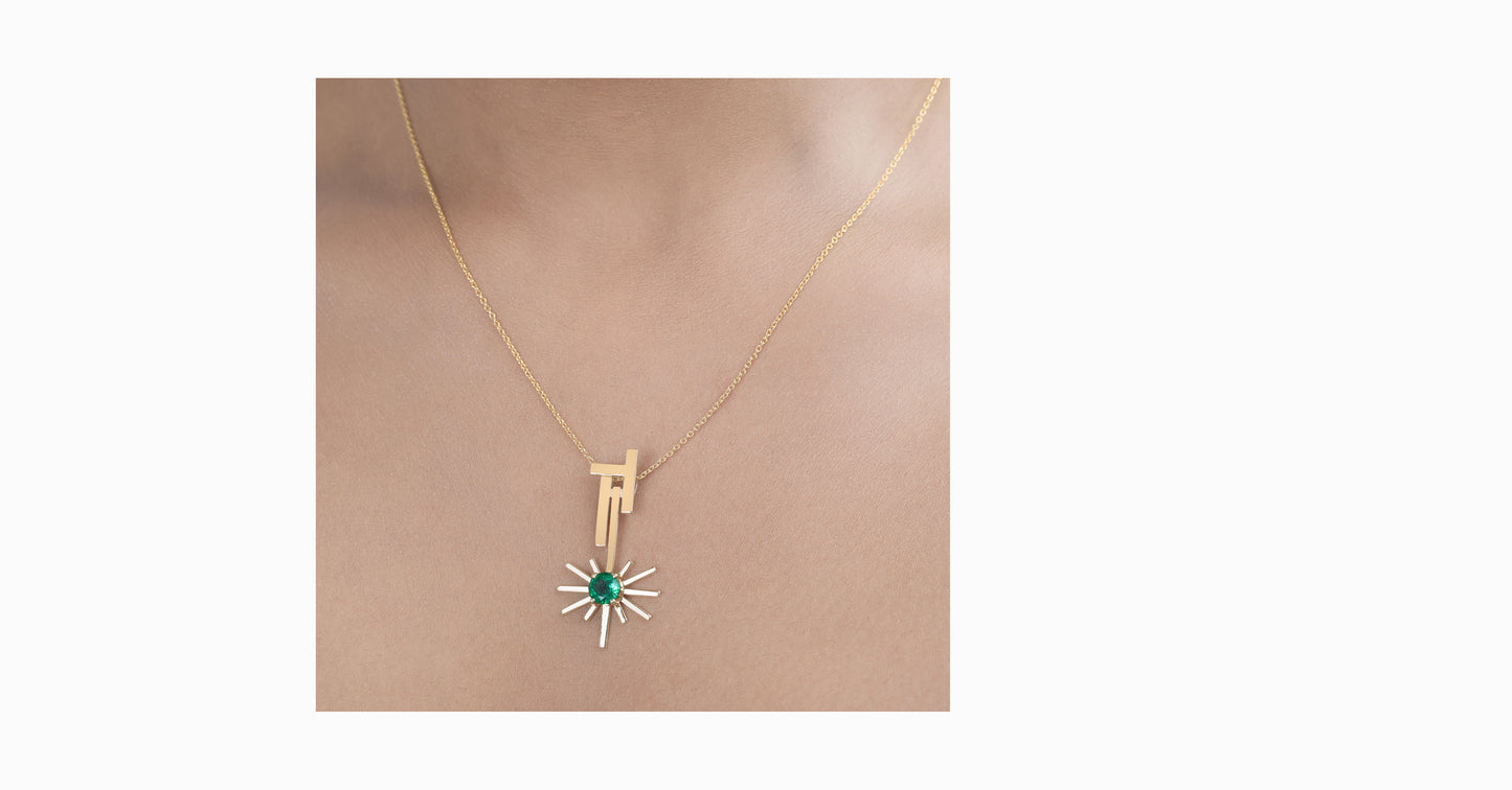 14kt yellow gold pendant with round-shaped emerald