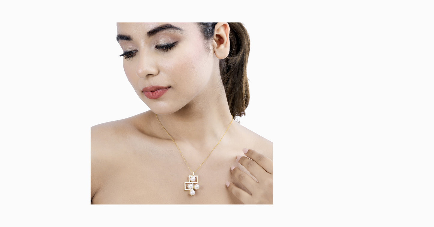14kt yellow gold pendant with round-shaped pearls
