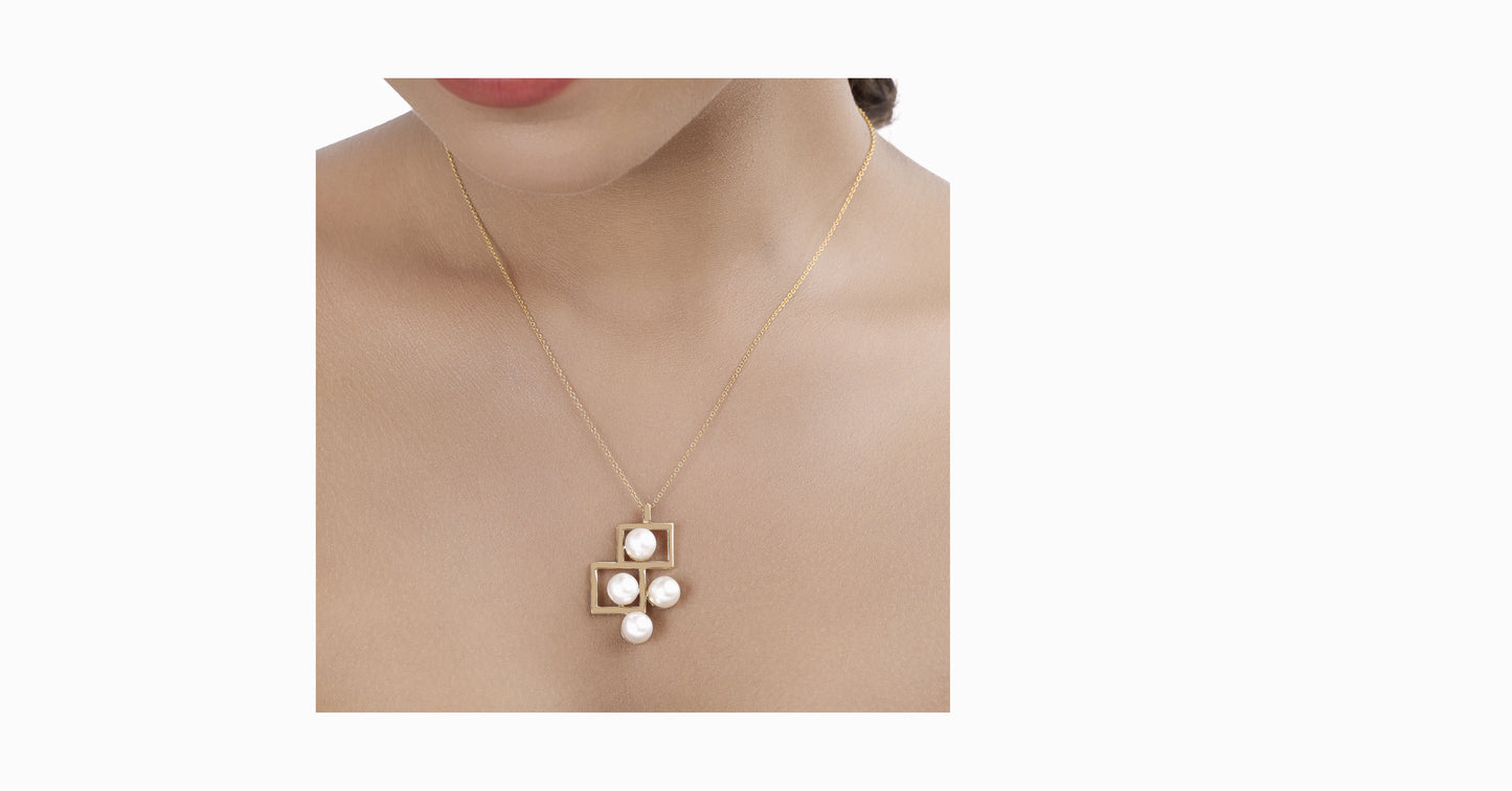 14kt yellow gold pendant with round-shaped pearls