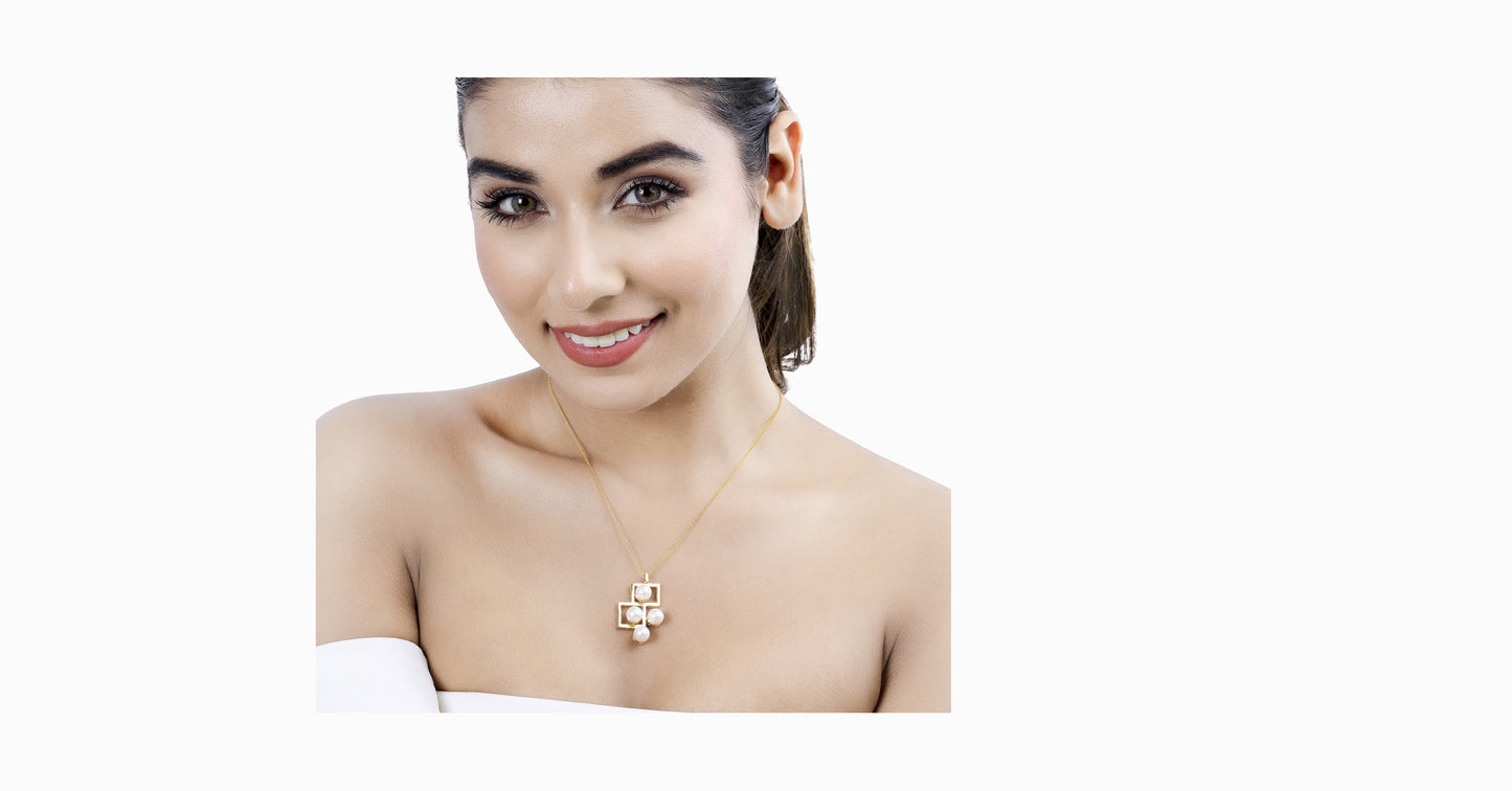 14kt yellow gold pendant with round-shaped pearls