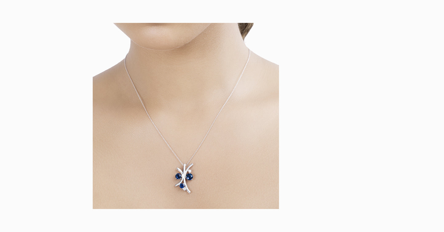 14kt white gold pendant with round-shaped blue sapphire and diamonds