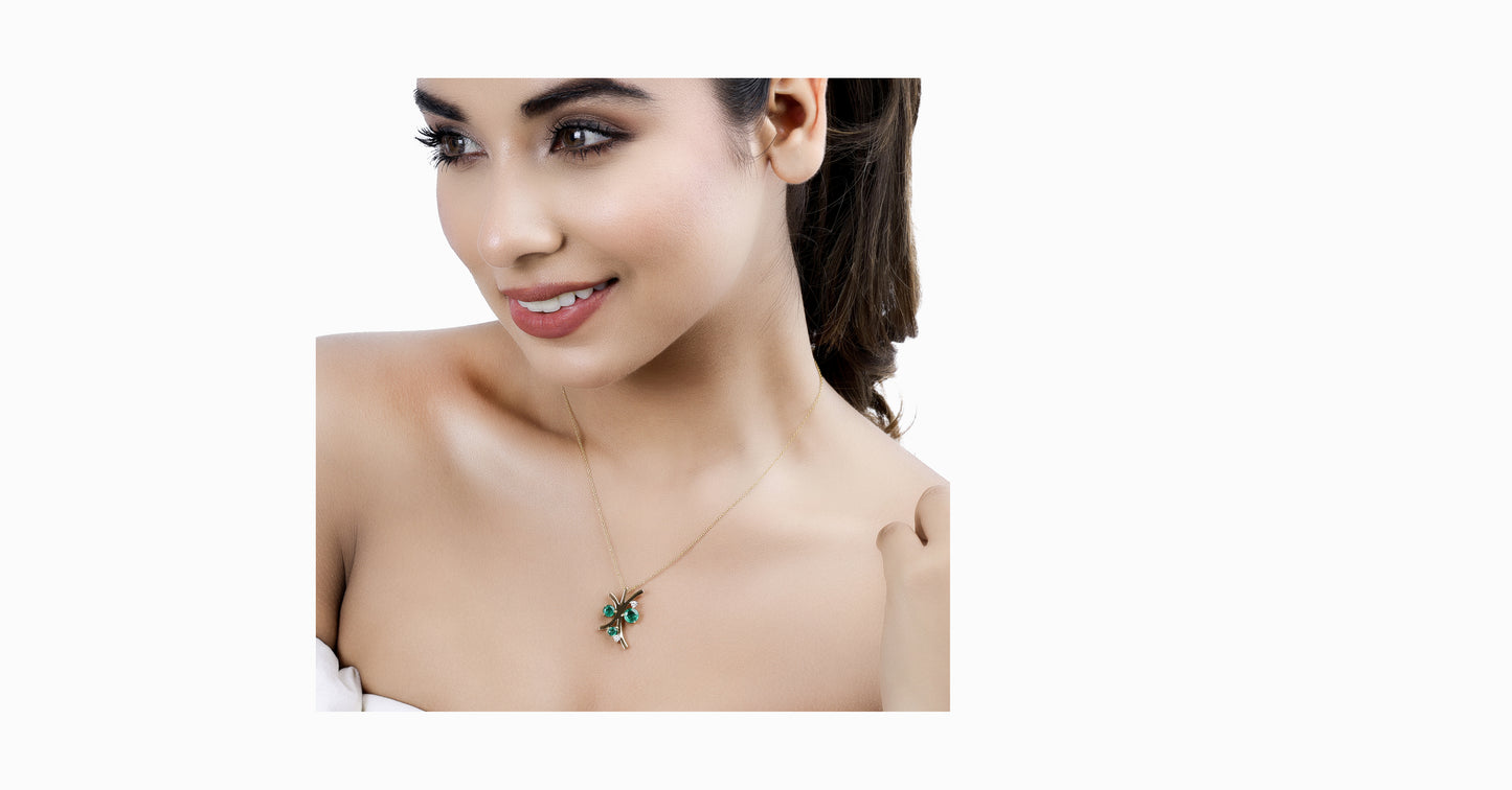 14kt yellow gold pendant with round-shaped emerald and diamonds