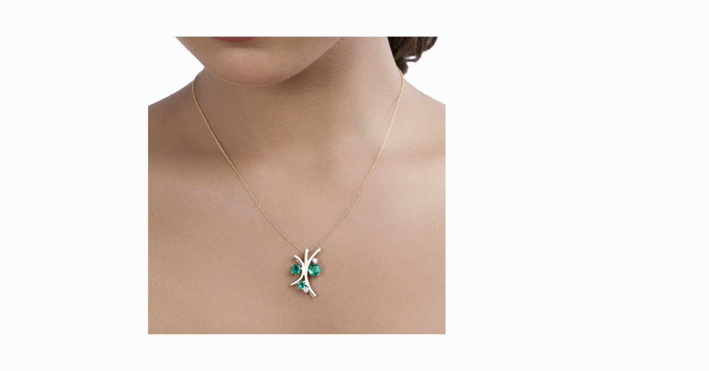 14kt yellow gold pendant with round-shaped emerald and diamonds