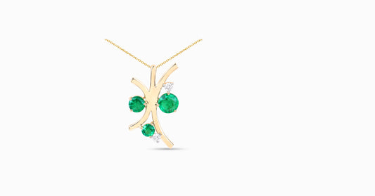 14kt yellow gold pendant with round-shaped emerald and diamonds