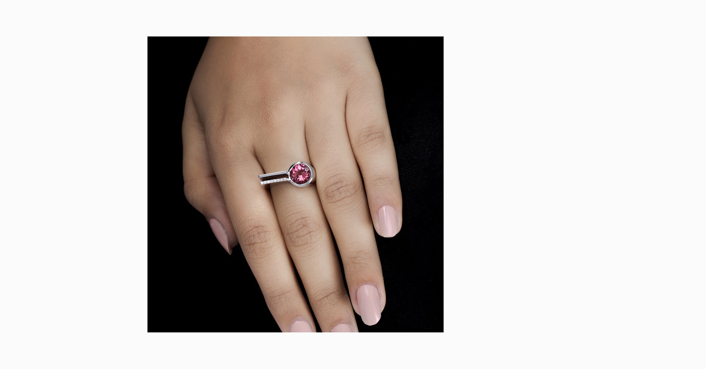 14kt white gold ring with round-shaped pink tourmaline and pave diamonds