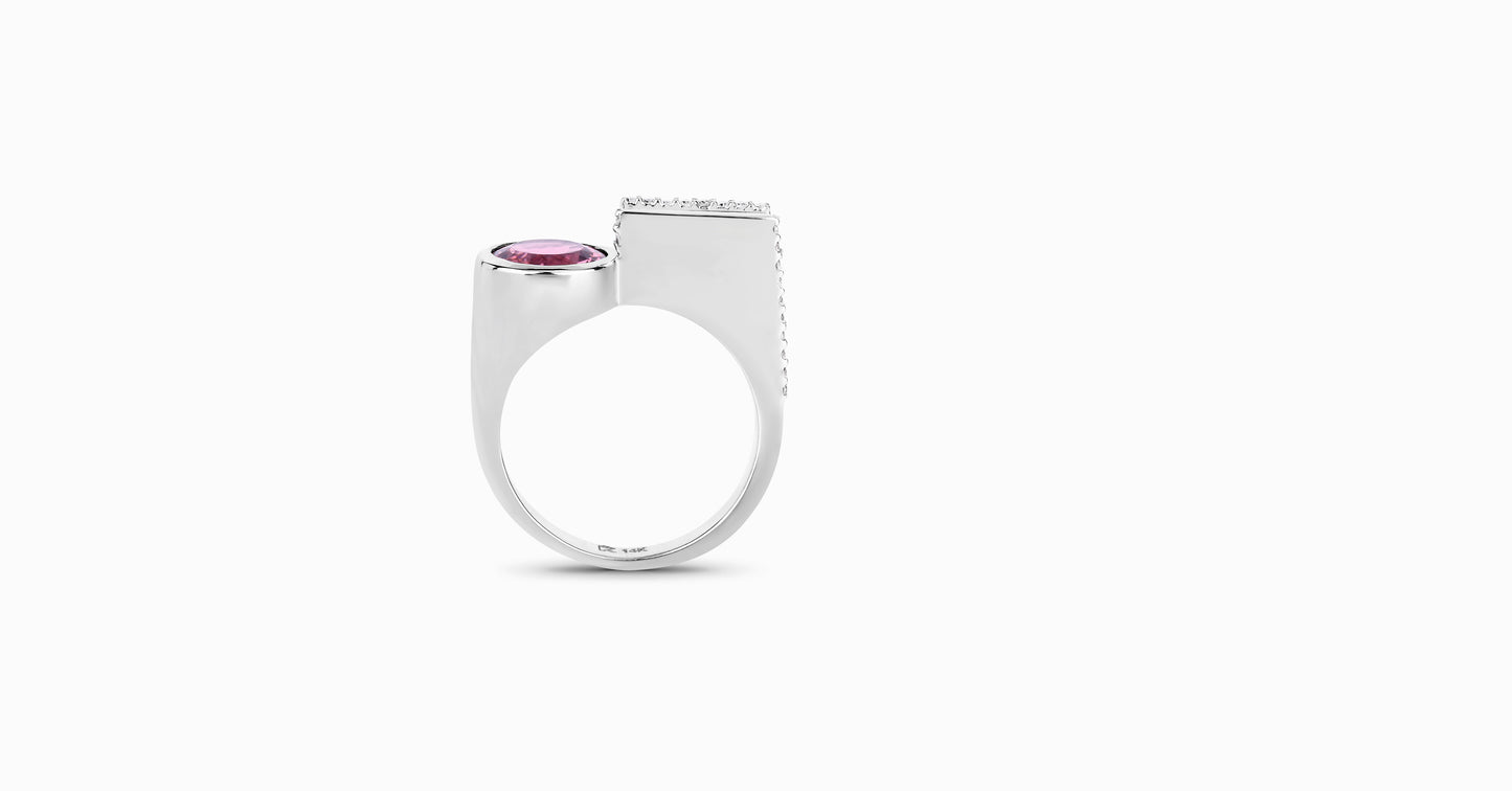 14kt white gold ring with round-shaped pink tourmaline and pave diamonds