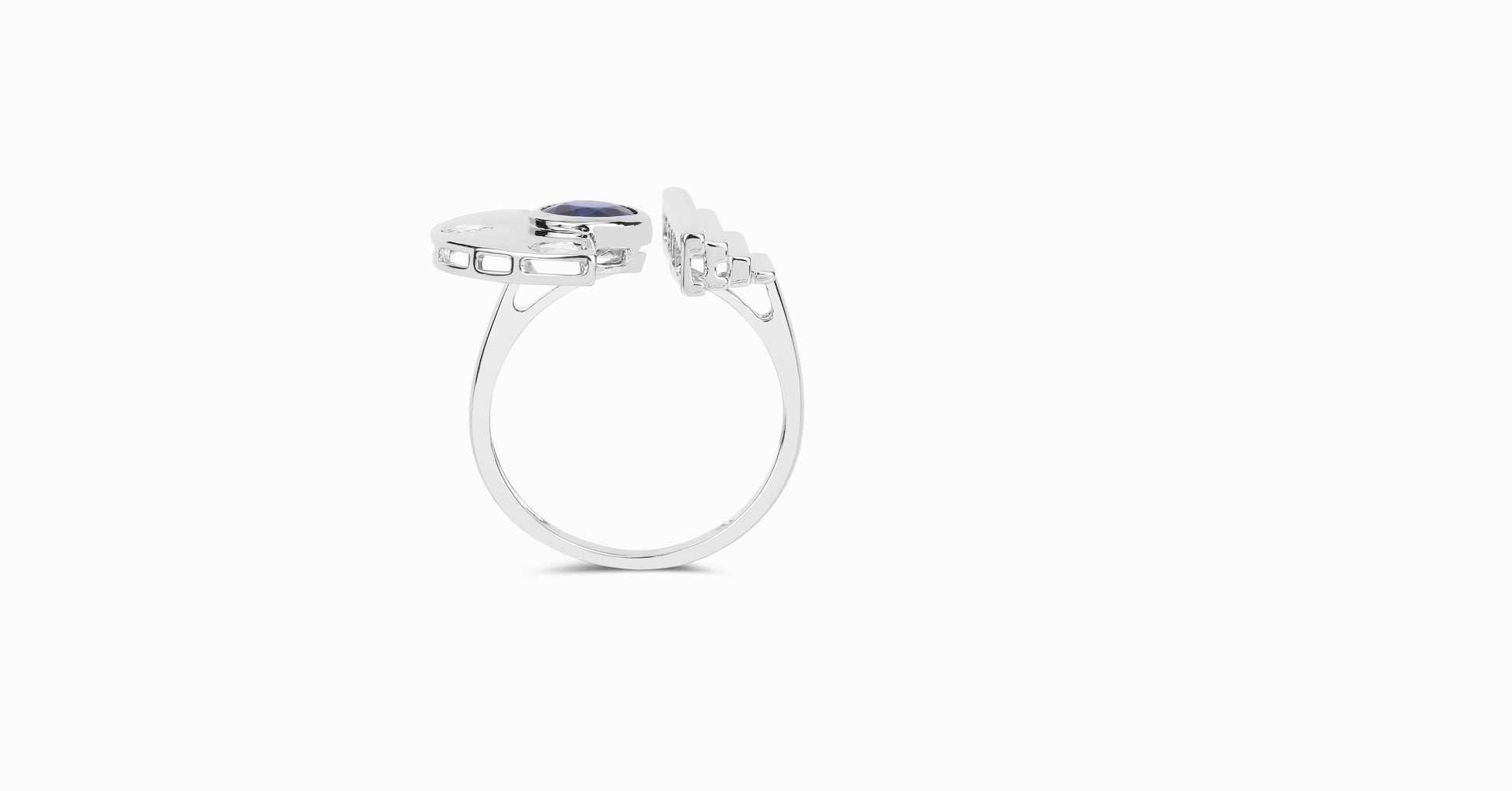 14kt white gold ring with round-shaped blue sapphire and bezel diamonds
