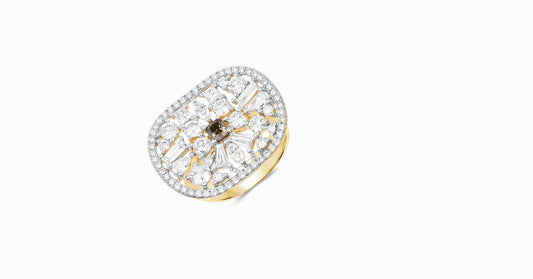 18kt yellow gold ring with multi-shaped diamonds
