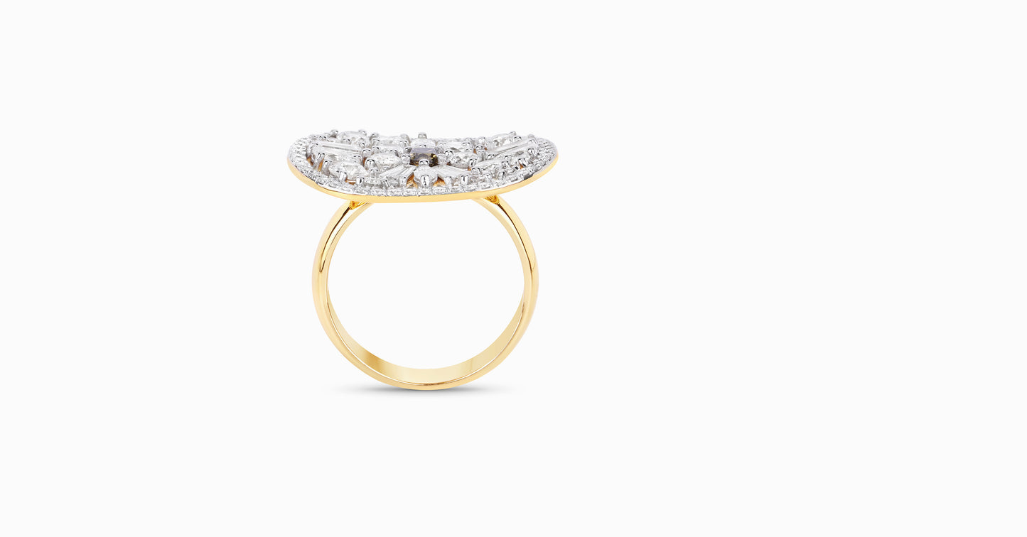 18kt yellow gold ring with multi-shaped diamonds