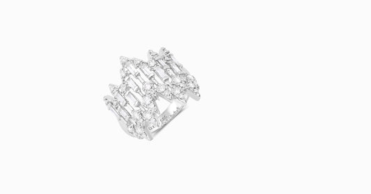 14kt white gold ring with round-shaped and baguette-shaped diamonds