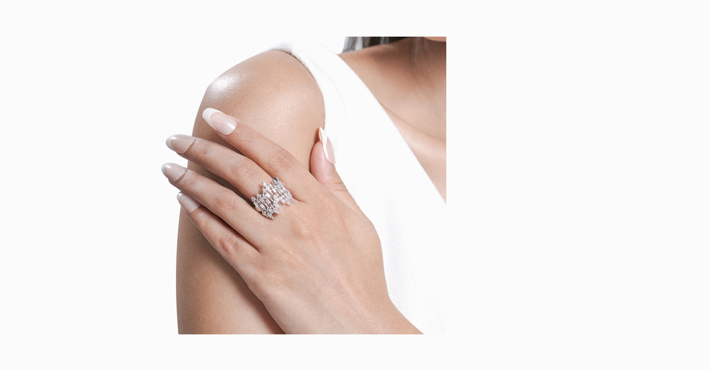 14kt white gold ring with round-shaped and baguette-shaped diamonds