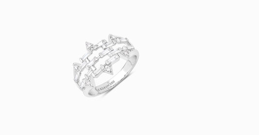 14kt white gold ring with round-shaped and baguette-shaped diamonds