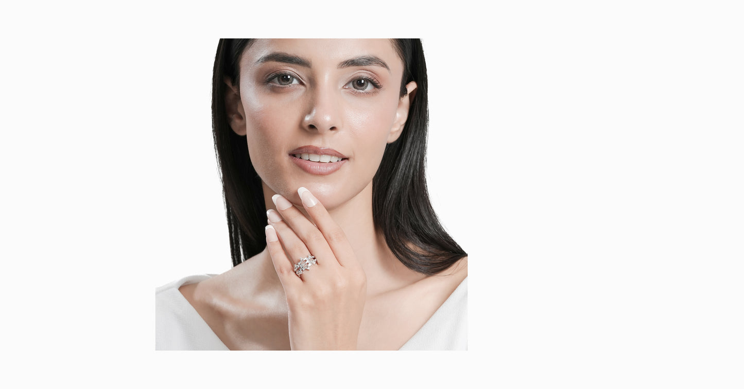 14kt white gold ring with round-shaped and baguette-shaped diamonds