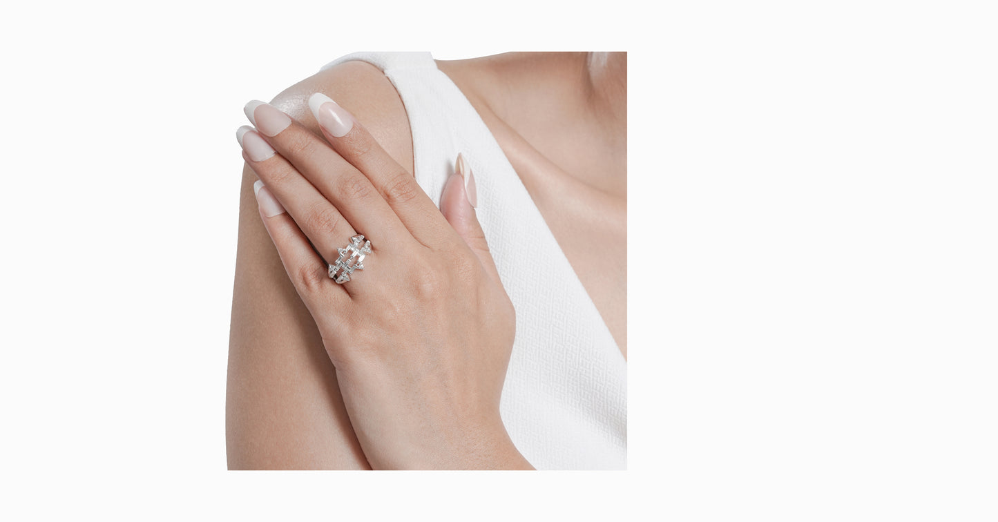 14kt white gold ring with round-shaped and baguette-shaped diamonds