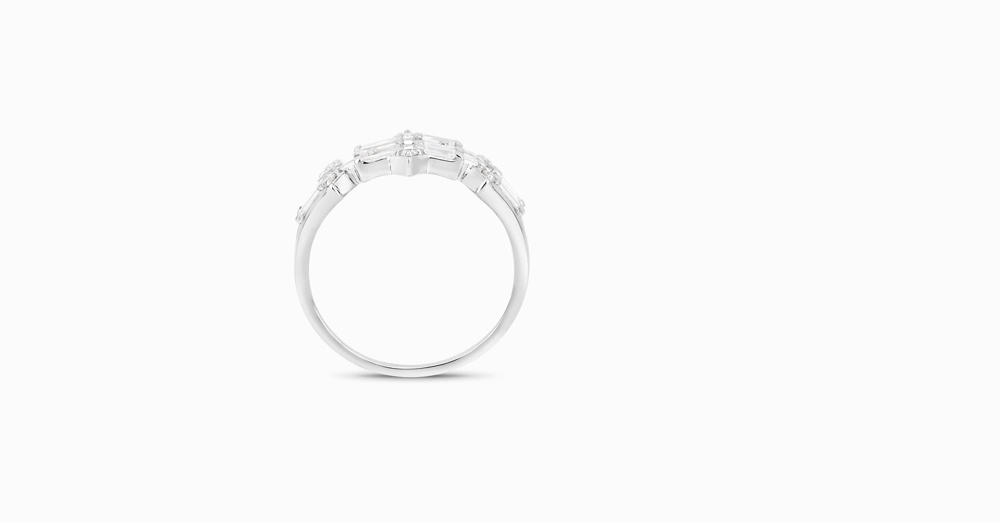 14kt white gold ring with round-shaped and baguette-shaped diamonds