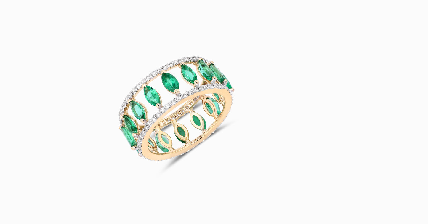 14kt white gold ring with round-shaped diamonds and marquise-shaped emerald