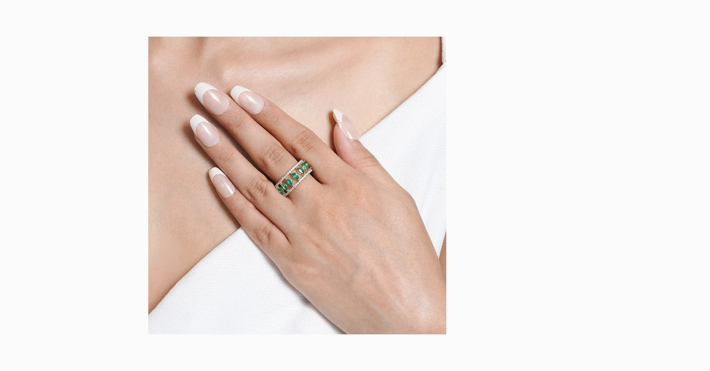 14kt white gold ring with round-shaped diamonds and marquise-shaped emerald