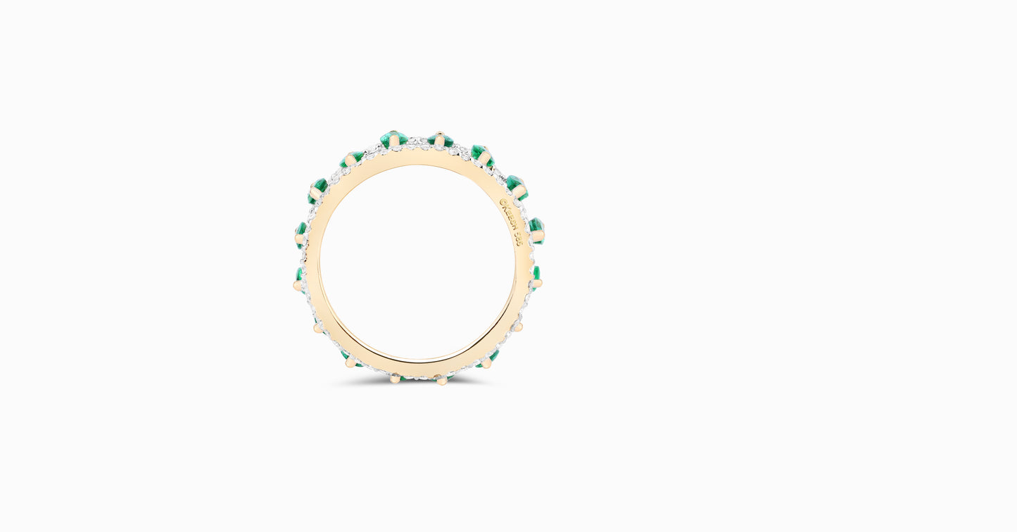 14kt white gold ring with round-shaped diamonds and marquise-shaped emerald