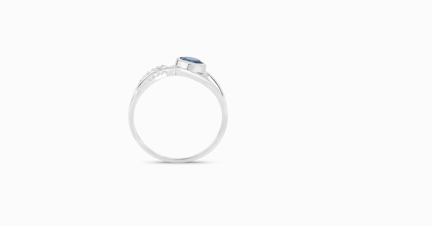 14kt white gold ring with round-shaped diamonds and round-shaped blue sapphire