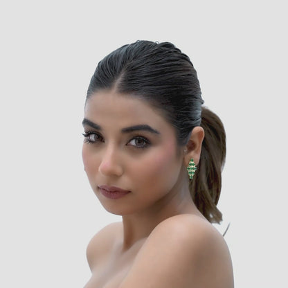 14kt yellow gold earrings with round-shaped emerald
