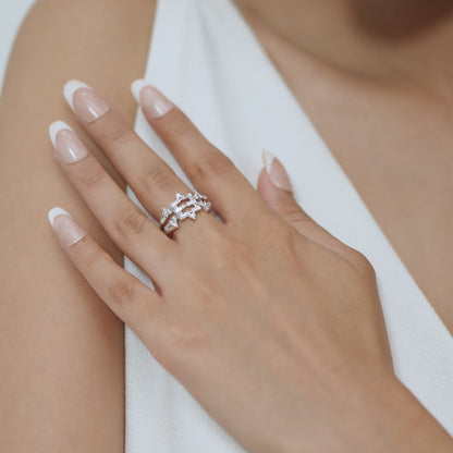 14kt white gold ring with round-shaped and baguette-shaped diamonds