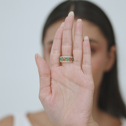 14kt white gold ring with round-shaped diamonds and marquise-shaped emerald